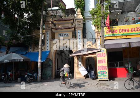 Ha Noi, Vietnam. La porte du village est une œuvre architecturale ancienne spéciale du Vietnam. Aujourd'hui, la porte du village n'est pas très due Banque D'Images