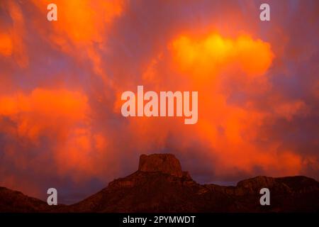 Nuages au-dessus des montagnes Chisos, parc national de Big Bend, Texas Banque D'Images