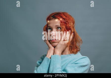 Une belle femme regarde de côté. Portrait avec une bouche légère autour de la tête Banque D'Images