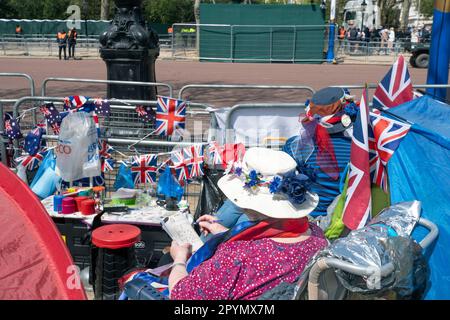 Londres UK 3 mai 2023 LES fans ROYALISTES DU MALL Avid campent à leurs positions sur les rails de garde le long du Mall avant le couronnement du roi Charles III et de la reine Ca.milla le 6 mai. NOTE femme faisant un puzzle de mots croisés . Credit Gary Blake / Alamy nouvelles en direct Banque D'Images