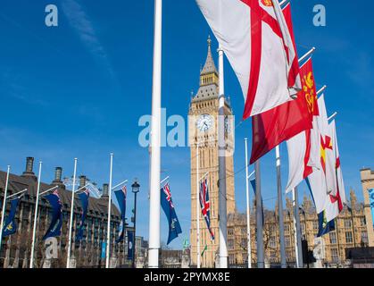 Londres Royaume-Uni 3 mai 2023 les drapeaux de la place du Parlement de Londres flottent dans le vent avec le célèbre Big Ben de Westminster nettoyé et doré et la Chambre des communes prête comme toile de fond pour la route de procession du couronnement du roi à l'abbaye de Westingster pour le couronnement du roi Charles III et de la reine Camilla le 6 mai. Crédit Gary Blake/Alamy Live Banque D'Images