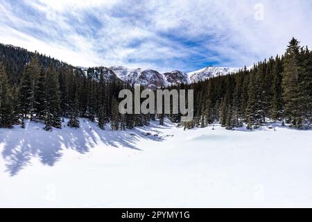 Une vue à couper le souffle de Pikes Peak enneigé depuis un champ de montagne Banque D'Images