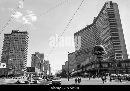 1988 : les immeubles en hauteur de Kalinin Prospekt, maintenant connus sous le nom de New Arbat Avenue, ont été achevés en 1967 et en 68. Banque D'Images