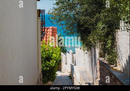 Magnifique scène estivale de la rue de Saranda. Merveilleux paysage marin Ioninien. Albanie, Europe. Présentation du concept de déplacement. Banque D'Images