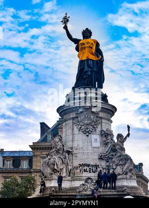 Paris, France. 1st mai 2023. Les manifestants accrochent une plaque avec un slogan contre le président français Macron sur la place principale de la République pendant la manifestation. Manifestation à Paris le 2023 mai en solidarité avec la journée internationale des travailleurs. Des centaines de milliers de personnes se réunissent à Paris pour protester contre leurs droits civils et contre la récente loi française sur la retraite. (Credit image: © Siavosh Hosseini/SOPA Images via ZUMA Press Wire) USAGE ÉDITORIAL SEULEMENT! Non destiné À un usage commercial ! Banque D'Images