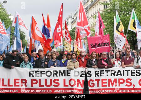 1 mai 2023, Paris, France : les dirigeants syndicaux (G-D) les secrétaires généraux et les représentants syndicaux européens des syndicats turcs, les cadres euro, l'UESP, l'Usa (Laurent Escure, secrétaire général), la CFDT (Laurent Berger et Marylise Leon), la CGT (Sophie Binet), les testaires (Murielle Guilbert et Simon Duoeil), la Fédération syndicale universitaire (FSU), Benoit e CGC (Jean-Philippe Tanghe et François Hommeril), Force Ouvriere FO (Frédéric Souillot), syndicat étudiant UNEF (Imane Ouelhadj et Adrien Lienard) assistent à la manifestation. Manifestation à Paris le 2023 mai en solidarité avec l'ordre international Banque D'Images