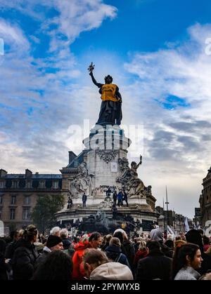 Paris, France. 1st mai 2023. Les manifestants accrochent une plaque avec un slogan contre le président français Macron sur la place principale de la République pendant la manifestation. Manifestation à Paris le 2023 mai en solidarité avec la journée internationale des travailleurs. Des centaines de milliers de personnes se réunissent à Paris pour protester contre leurs droits civils et contre la récente loi française sur la retraite. (Credit image: © Siavosh Hosseini/SOPA Images via ZUMA Press Wire) USAGE ÉDITORIAL SEULEMENT! Non destiné À un usage commercial ! Banque D'Images