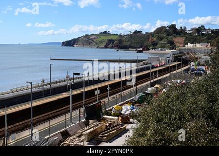 Gare de Dawlish montrant la plate-forme récemment reconstruite et étendue (vue du dessus de l'enceinte des constructeurs). Banque D'Images