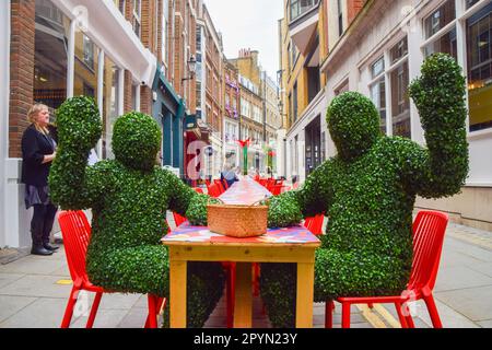 Londres, Royaume-Uni. 4th mai 2023. Les gens vêtus de plantes accueillent les visiteurs au Big Picnic de Fleet Street Quarter, une longue table aménagée dans carter Lane pour célébrer le couronnement du roi Charles III, où les gens peuvent apporter leur propre déjeuner et profiter d'un pique-nique dans la ville. Credit: Vuk Valcic/Alamy Live News Banque D'Images