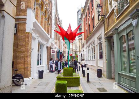 Londres, Royaume-Uni. 4th mai 2023. Fleet Street Quarter célèbre le couronnement du roi Charles III avec le Big Picnic, une longue table aménagée dans carter Lane où les gens peuvent apporter leur propre déjeuner et profiter d'un pique-nique dans la ville. Credit: Vuk Valcic/Alamy Live News Banque D'Images