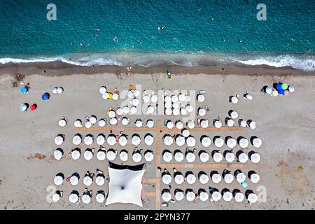 'Detail' (vue aérienne - drone) de la plage d'Agiokambos une des plus longues plages de Grèce (Larissa, Thessalie). Banque D'Images