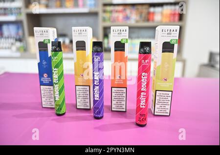 Illustration de la bouffe, c'est une nouvelle forme de cigarette  lectronique avec diffrentes saveurs de fruits (e-cigarette), usage  unique, donc jetable. En ce qui concerne les risques associs au tabagisme,  c'est un