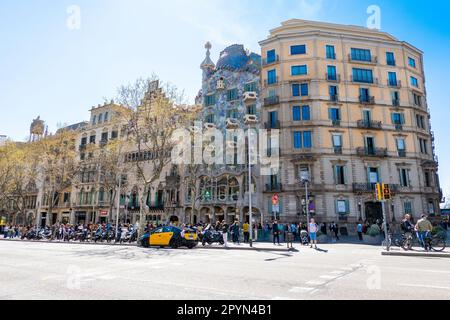 Barcelone, Espagne - 25 mars 2023: Paysage de l'avenue principale de Barcelone avec vue sur la Casa Batllo, conçu par Antoni Gaudi Banque D'Images