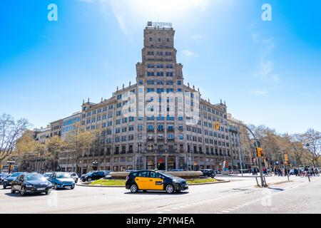 Barcelone, Espagne - 25 mars 2023: Paysage du Passeig de Gracia - une des avenues principales de Barcelone dans la partie centrale du quartier Eixample Banque D'Images