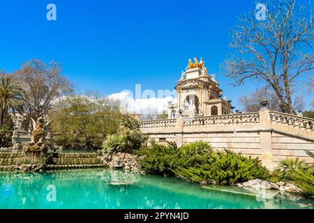 Barcelone, Espagne - 26 mars 2023: Fontaine Cascada Monumental avec arc et groupe sculptural Quadriga de l'Aurora dans le Parc de la Ciutadella Banque D'Images