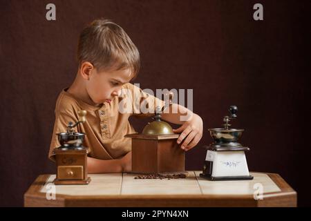 Petite tasse et moulins à café anciens sur la table. Banque D'Images