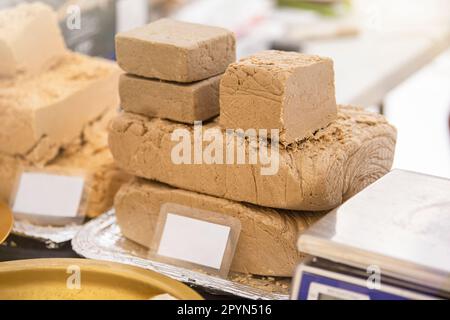 Halva de graines. gros plan sur la texture de la halva. Halva de différentes variétés sur le marché avec des étiquettes de prix vides. Banque D'Images