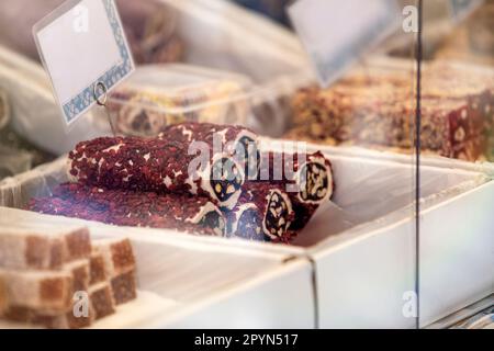 Délice turc à base de fruits secs et de noix au bazar. Marché turc avec divers bonbons turcs nationaux Banque D'Images