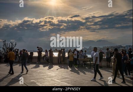 Les familles et les amis se rassemblent au parc Karaalioğlu, Antalya, province d'Antalya, Turquie (Turkiye) et bénéficient d'une vue imprenable sur le littoral méditerranéen Banque D'Images