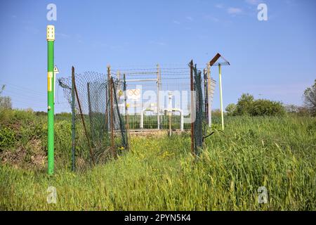 Pipeline de méthane dans un champ de la campagne italienne au printemps Banque D'Images