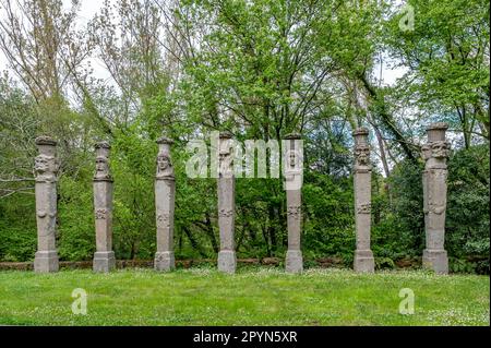 Anciens obélisques dans le parc des monstres à Bomarzo, en Italie, également connu sous le nom de bois sacré Banque D'Images