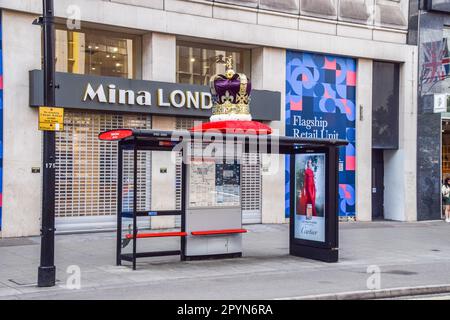 Londres, Royaume-Uni. 04th mai 2023. Une grande couronne décore un arrêt de bus dans Oxford Street devant le couronnement du roi Charles III, qui a lieu sur 6 mai. Crédit : SOPA Images Limited/Alamy Live News Banque D'Images