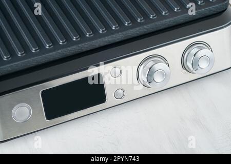 Grille électrique. Cuisine moderne appareil portatif pour la cuisine moderne pour griller de la viande, des légumes et des en-cas pour le dîner ou la fête sur fond gris clair Banque D'Images