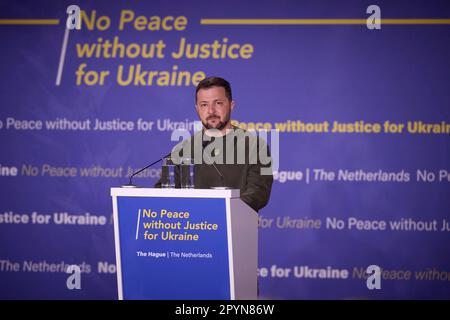 La Haye, pays-Bas. 04th mai 2023. Le président ukrainien Volodymyr Zelenskyy prononce un discours devant la Cour pénale internationale appelant à l’arrestation du président russe Vladimir Poutine pour crimes de guerre, 4 mai 2023 à la Haye, aux pays-Bas. Crédit: Pool photo/Bureau de presse présidentiel ukrainien/Alamy Live News Banque D'Images