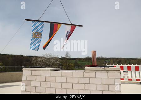 04 Mai 2023, Bavière, Töpen: Les ustensiles pour la pose de la pierre de fondation se trouvent sur un bloc de pierre à la pose de la pierre de fondation pour l'extension du Musée allemand-allemand Mödlareuth. À l'avenir, l'extension permettra au musée de raconter l'histoire de la division et de la réunification allemandes en utilisant Mödlareuth comme exemple, sur la base des dernières recherches. Photo: Bodo Schackow/dpa Banque D'Images