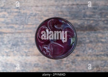 Plat ou vue de dessus d'une boisson fraîche faite de fruits de fraise combiné avec thé bleu fait de Clitoria Ternatea habituellement connu comme fleur de pois de papillon Banque D'Images