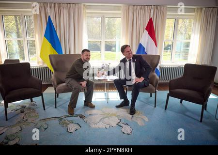La Haye, pays-Bas. 04th mai 2023. Le président ukrainien Volodymyr Zelenskyy, à gauche, se met entre les mains du Premier ministre néerlandais Mark Rutte, à droite, avant une réunion bilatérale, à 4 mai 2023, à la Haye, aux pays-Bas. Crédit: Pool photo/Bureau de presse présidentiel ukrainien/Alamy Live News Banque D'Images