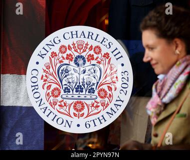 Londres, Grande-Bretagne. 3rd mai 2023. Une femme marche dans une rue de Londres, Grande-Bretagne, 3 mai 2023. La cérémonie de couronnement du roi Charles III aura lieu à 6 mai, à Londres. Crédit : Li Ying/Xinhua/Alay Live News Banque D'Images