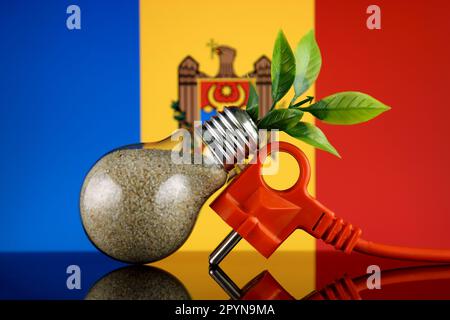 Bouchon, plante poussant à l'intérieur de l'ampoule et drapeau de Moldavie. Concept d'énergie renouvelable écologique. Banque D'Images