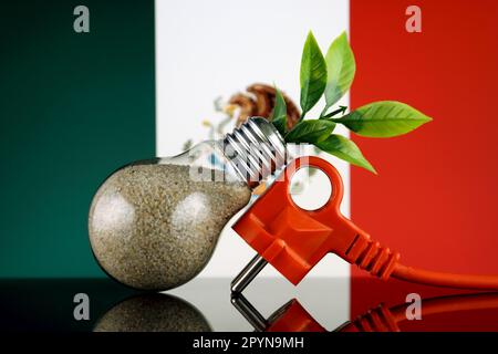 Bouchon, plante poussant à l'intérieur de l'ampoule et drapeau du Mexique. Concept d'énergie renouvelable écologique. Banque D'Images