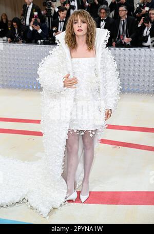 New York, États-Unis. 1 mai 2023. Maya Hawke arrive au met Gala 2023, le Metropolitan Museum of Art de New York. Le thème de cette année est Karl Lagerfeld, Banque D'Images