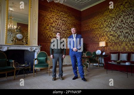 La Haye, pays-Bas. 04th mai 2023. Le président ukrainien Volodymyr Zelenskyy, à gauche, se tient avec le roi Willem-Alexandre des pays-Bas, à droite, avant une réunion bilatérale au Palais royal, à 4 mai 2023, à la Haye, aux pays-Bas. Crédit: Pool photo/Bureau de presse présidentiel ukrainien/Alamy Live News Banque D'Images