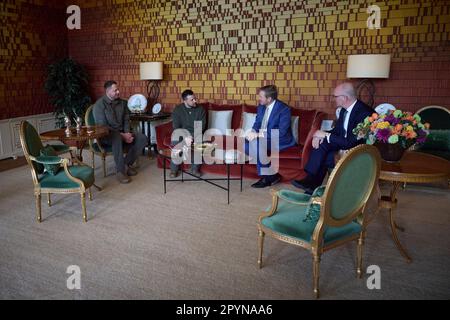 La Haye, pays-Bas. 04th mai 2023. Le président ukrainien Volodymyr Zelenskyy, 2nd à gauche, rencontre le roi Willem-Alexandre des pays-Bas, 2nd à droite, lors d'une réunion bilatérale au Palais royal, à 4 mai 2023, à la Haye, aux pays-Bas. Crédit: Pool photo/Bureau de presse présidentiel ukrainien/Alamy Live News Banque D'Images