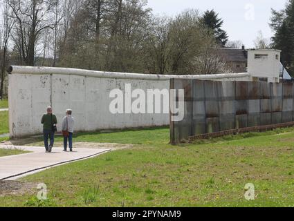 Bavière, Töpen: 04 mai 2023, les visiteurs marchent le long de l'ancien mur de la frontière au Musée allemand-allemand Mödlareuth. À l'avenir, une extension permettra au musée de raconter l'histoire de la division et de la réunification allemandes en utilisant Mödlareuth comme exemple, sur la base des dernières recherches. Photo: Bodo Schackow/dpa Banque D'Images