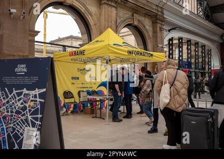 Liverpool, Angleterre. 9 jours avant la grande finale d'Eurovsion 2023. 4th mai 2023 Lime Street Station information Centre. Bénévoles aidant les touristes à la ville pour le concours Eurovision 2023. Liverpool accueille au nom de l'Ukraine. Banque D'Images