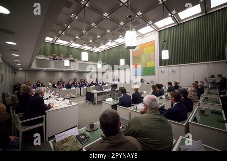 La Haye, pays-Bas. 04th mai 2023. Le président ukrainien Volodymyr Zelenskyy prononce une allocution devant les deux chambres du Parlement néerlandais lors d’une visite surprise, à 4 mai 2023, à la Haye, aux pays-Bas. Crédit: Pool photo/Bureau de presse présidentiel ukrainien/Alamy Live News Banque D'Images