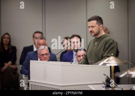 La Haye, pays-Bas. 04th mai 2023. Le président ukrainien Volodymyr Zelenskyy prononce une allocution devant les deux chambres du Parlement néerlandais lors d’une visite surprise, à 4 mai 2023, à la Haye, aux pays-Bas. Crédit: Pool photo/Bureau de presse présidentiel ukrainien/Alamy Live News Banque D'Images