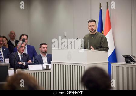 La Haye, pays-Bas. 04th mai 2023. Le président ukrainien Volodymyr Zelenskyy prononce une allocution devant les deux chambres du Parlement néerlandais lors d’une visite surprise, à 4 mai 2023, à la Haye, aux pays-Bas. Crédit: Pool photo/Bureau de presse présidentiel ukrainien/Alamy Live News Banque D'Images