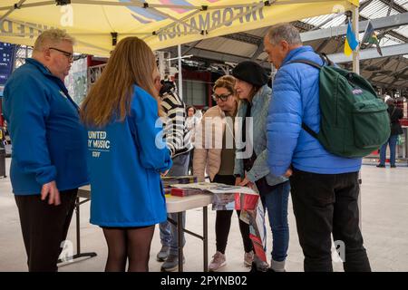 Liverpool, Angleterre. 9 jours avant la grande finale d'Eurovsion 2023. 4th mai 2023 Lime Street Station information Centre. Bénévoles aidant les touristes à la ville pour le concours Eurovision 2023. Liverpool accueille au nom de l'Ukraine. Banque D'Images