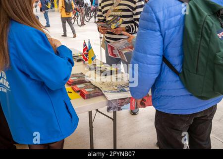 Liverpool, Angleterre. 9 jours avant la grande finale d'Eurovsion 2023. 4th mai 2023 Lime Street Station information Centre. Bénévoles aidant les touristes à la ville pour le concours Eurovision 2023. Liverpool accueille au nom de l'Ukraine. Banque D'Images