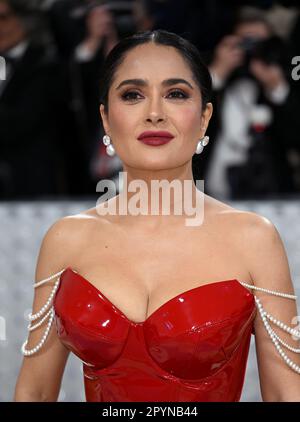 New York, États-Unis. 1 mai 2023. Salma Hayek arrive au met Gala 2023, le Metropolitan Museum of Art de New York. Le thème de cette année est Karl Lagerfeld, Banque D'Images