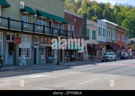 Bryson, Caroline du Nord, Etats-Unis - 19 avril 2023 : une section du quartier du centre-ville près du musée des villes. Banque D'Images