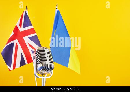Microphone sur fond d'un drapeau flou Ukraine et Grande-Bretagne. Concours européen de la chanson Liverpool. Banque D'Images