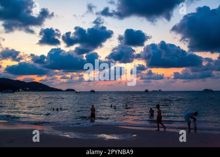 Paysage incroyablement pittoresque avec vue sur les vagues de l'océan et le soleil de bronze à l'heure d'or au coucher du soleil en thaïlande sur l'île de ph Banque D'Images