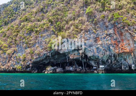 Grottes viking sur l'île de Phi Phi le dans la mer d'Andaman avec des pirates cachant des trésors. Voyages et excursions en Thaïlande île de Phuket. Banque D'Images