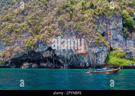 Grottes viking sur l'île de Phi Phi le dans la mer d'Andaman avec des pirates cachant des trésors. Voyages et excursions en Thaïlande île de Phuket. Banque D'Images